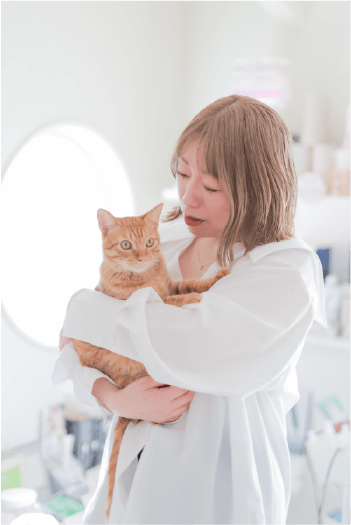 猫を抱っこしている写真